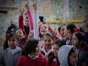 Marcos Aguilar entrega 750  becas escolares  