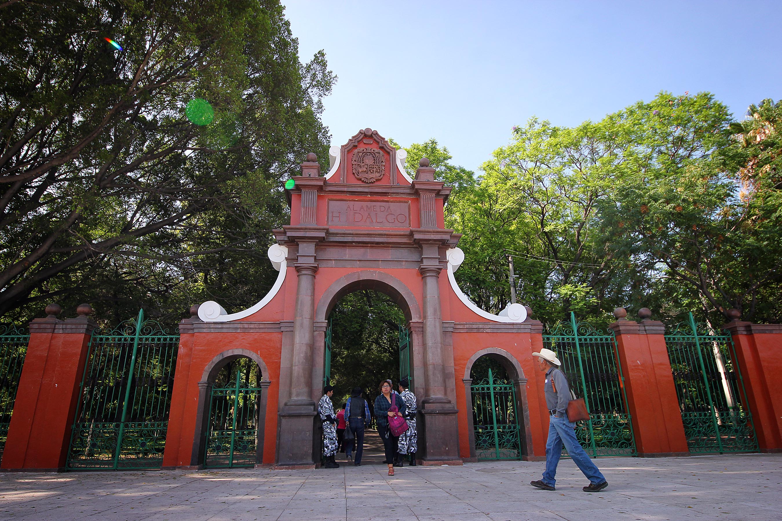 Trabajan en acuerdo para vendedores de la Alameda