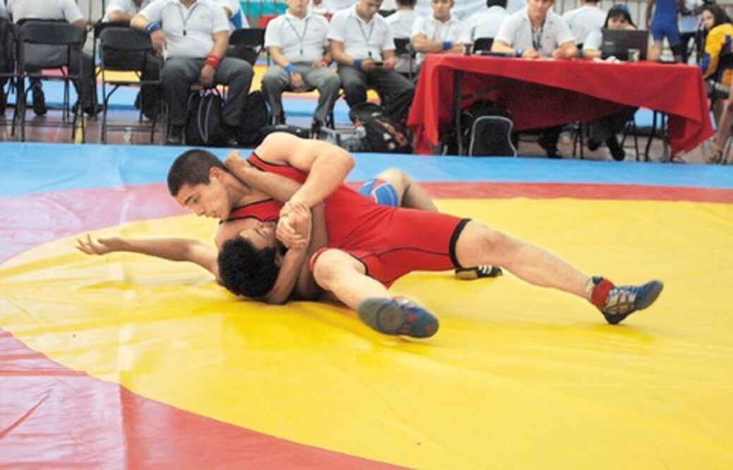 Se disputan pases en Selectivo de Luchas