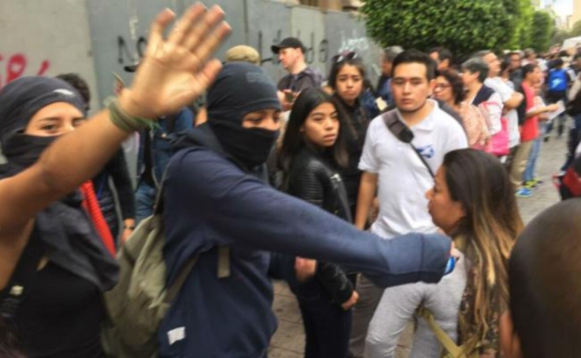 Aproximadamente a las 18:00 horas, el grupo de encapuchados comenzó a hacer pintas en las vallas instaladas a la altura del Palacio de Bellas Artes e impidieron que la gente los grabara. FOTO: Perla Miranda / EL UNIVERSAL