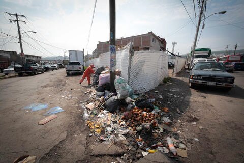 Basura y mal olor rodean la Central de Abastos