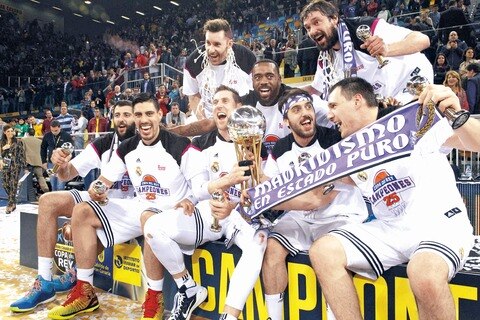 Ayón levanta la Copa del Rey 