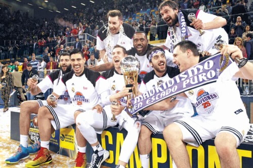 Ayón levanta la Copa del Rey