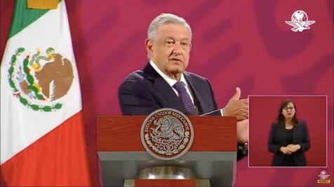 AMLO pone canción de Óscar Chávez “si no se hace aburrida la conferencia”