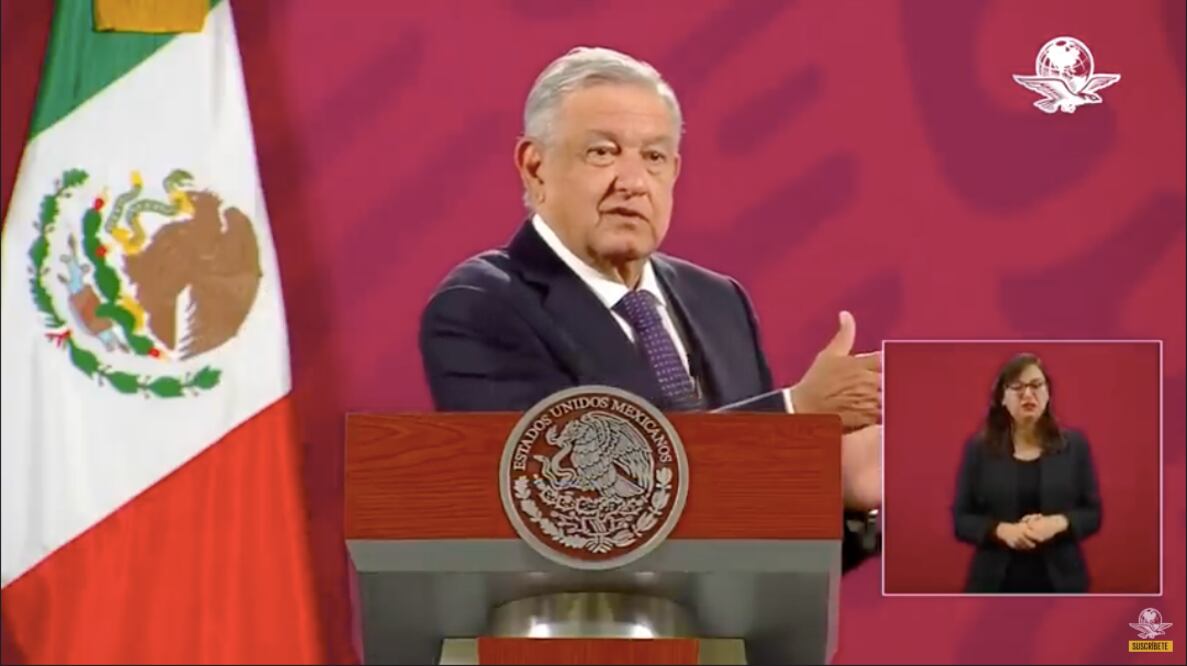 AMLO pone canción de Óscar Chávez “si no se hace aburrida la conferencia”