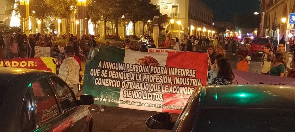 Tras ser retirados del Centro Histórico, comerciantes ambulantes cierran vialidades. Foto: Especial