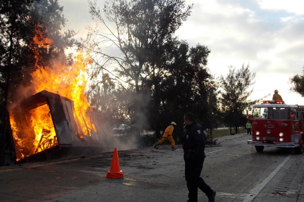 Arde camión de carga