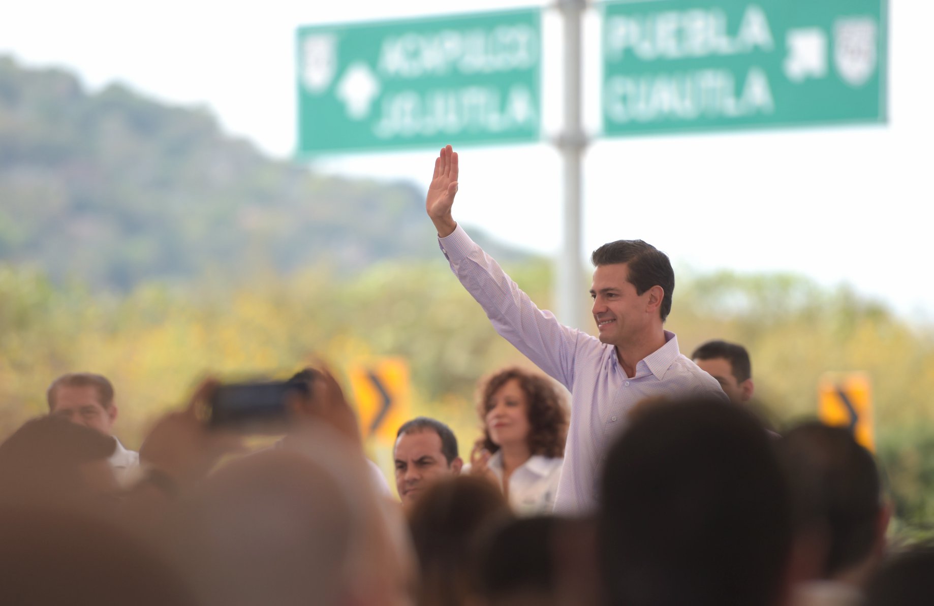 Campaña de Peña Nieto habría sido financiada con moches de Pemex