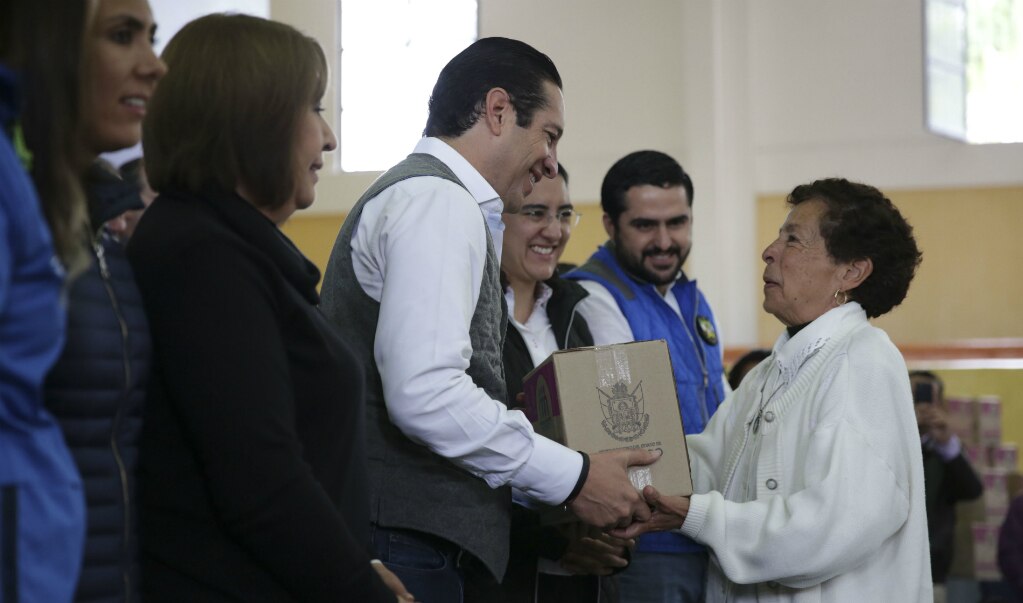 Entregan apoyos alimentarios en Landa de Matamoros