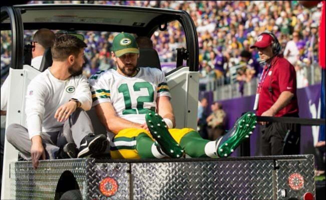 Aaron Rodgers es llevado a los vestidores para ser revisado por el cuerpo médico. Foto: Reuters