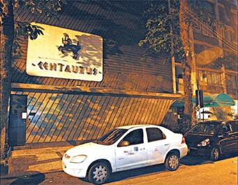 Los señalan de ir  a un club nudista