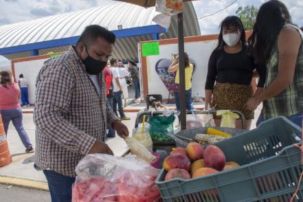 Votantes y comerciantes madrugan para asistir a la fiesta de la democracia 