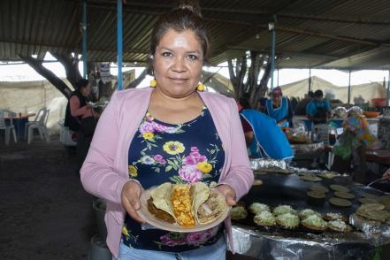 Tacos Las Vías; de una mesa bajo un árbol a  recibir decenas de comensales