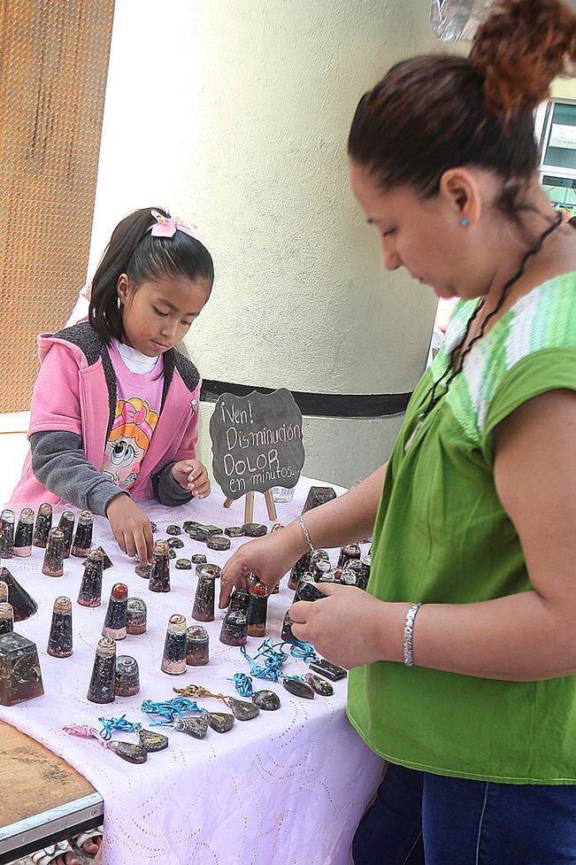 Las piezas son hechas con resina, minerales y metales (FOTO: LUIS SÁNCHEZ/ EL UNIVERSAL)