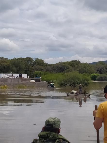 Refugio se inunda en Tequisquiapan; lomitos se quedaron entre el agua 