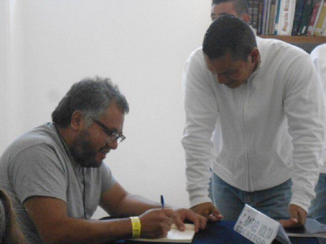 Rafael Volta comparte su poesía con reclusos