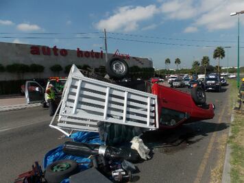 Volcadura deja tres lesionados