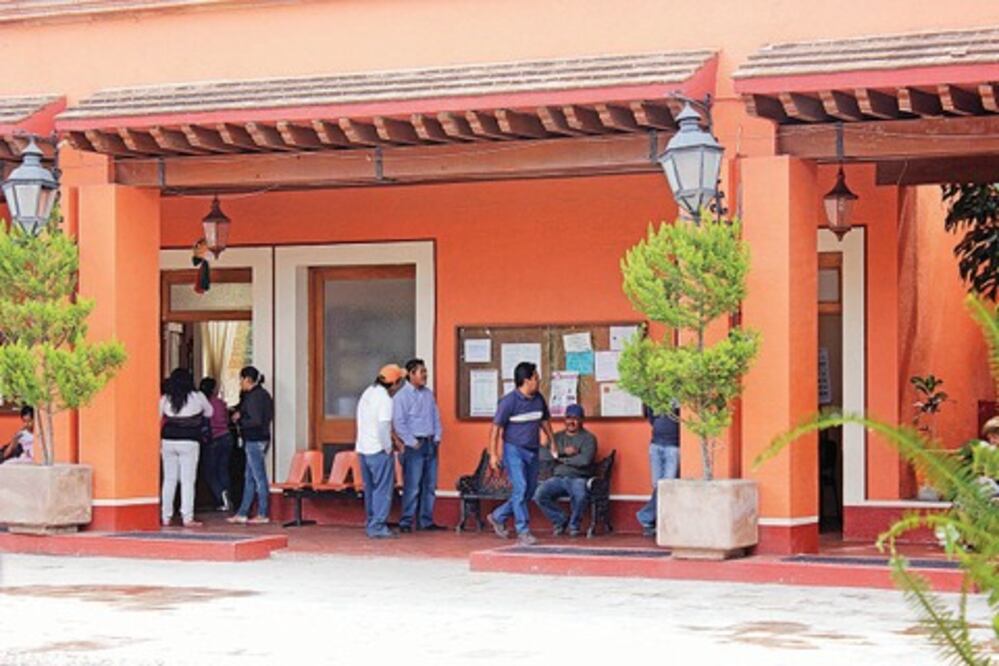 Van contra ex servidores en Tequis