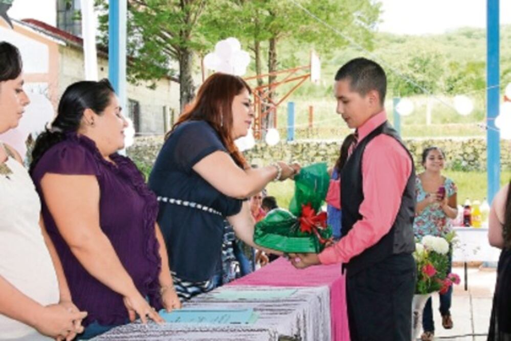 Exhortan a seguir estudios en la sierra