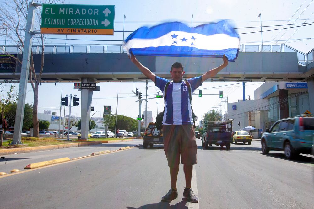 El hondureño lleva 49 días viajando desde que salió de su país, y por el momento, se encuentra en Querétaro en su travesía para llegar a EU  FOTO: CÉSAR GÓMEZ