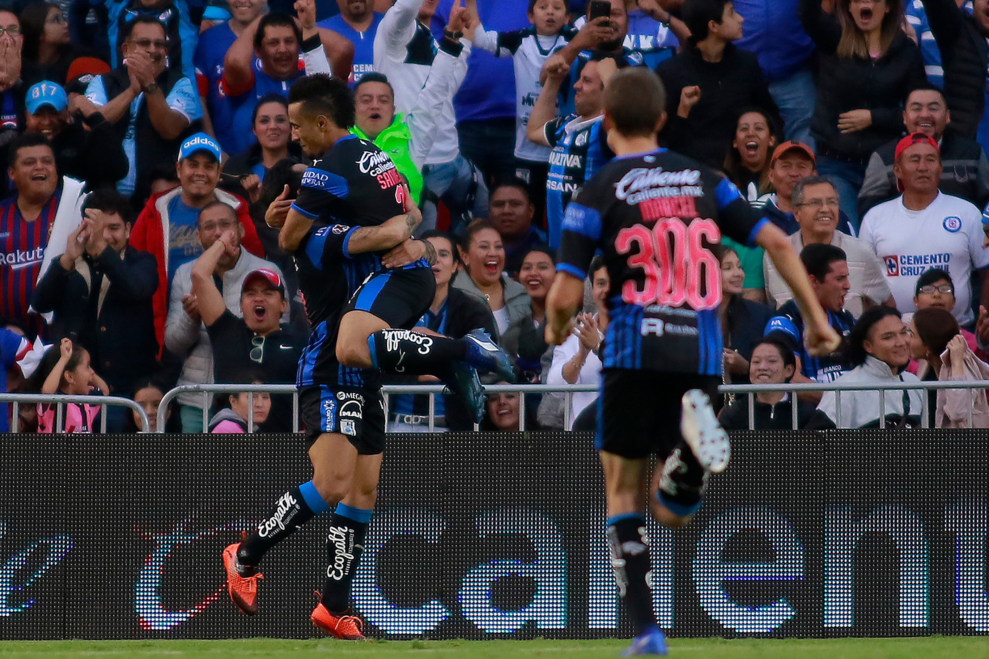 Gallos Blancos baja a Cruz Azul del liderato