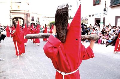 Reviven viacrucis y Procesión del Silencio 
