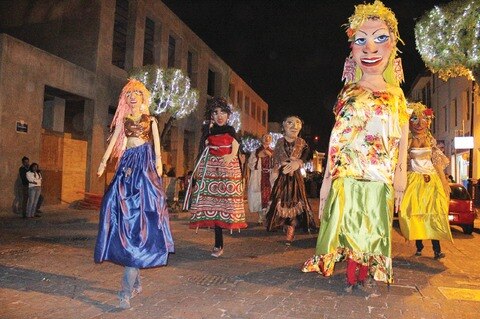 Mojigangas y cabezones: historias de cartón