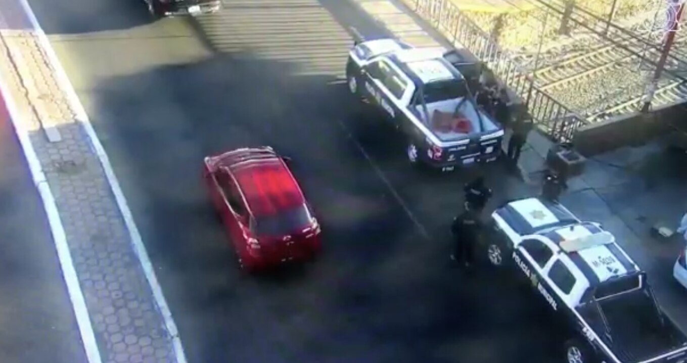 Policía de Querétaro impide que un joven atente contra su vida