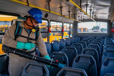 Reconvierten transporte escolar para movilizar a personal de salud; el servicio es gratuito, en Querétaro 