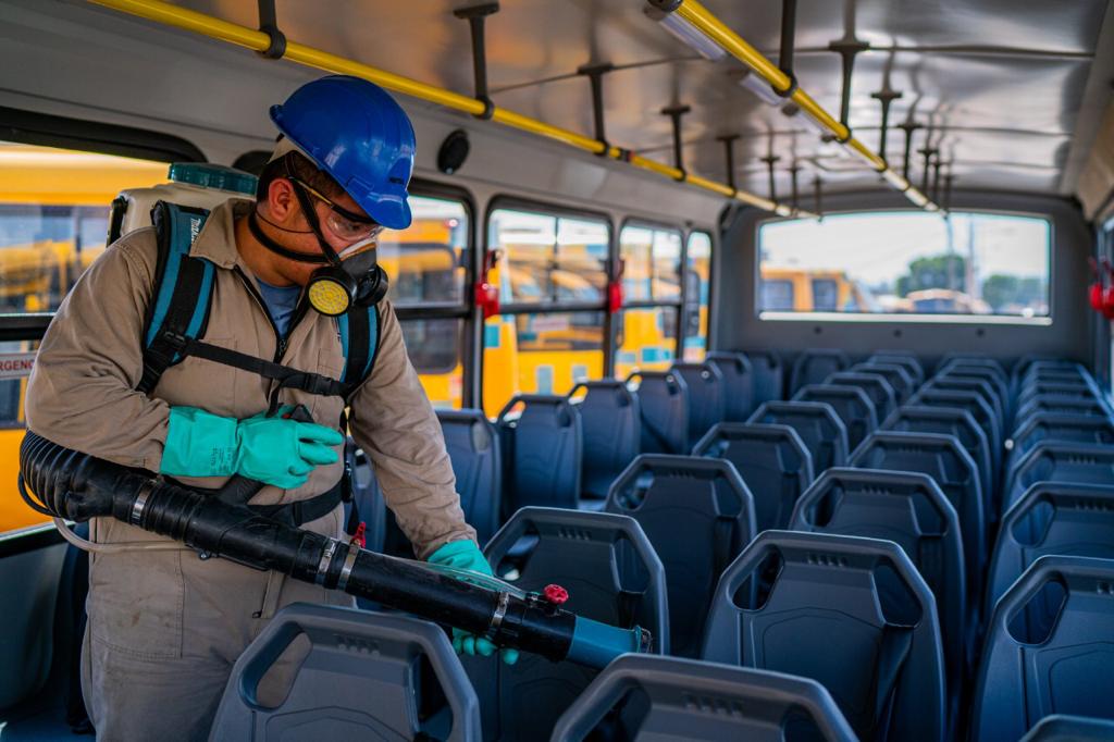 Reconvierten transporte escolar para movilizar a personal de salud; el servicio es gratuito, en Querétaro