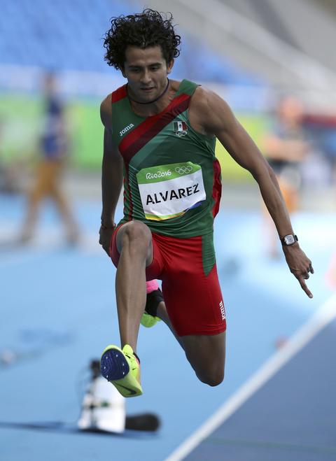 Álvarez se mueve sin reflectores