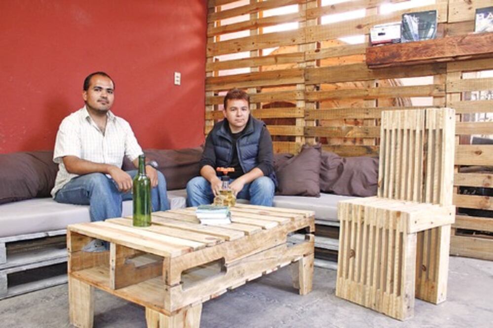 Crean empresa de muebles ecológicos  
