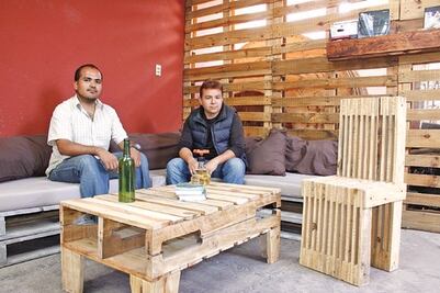 Crean empresa de muebles ecológicos