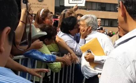 Roban beso en la boca a AMLO