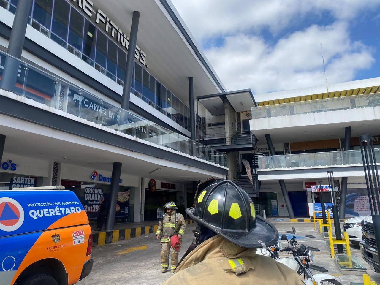 Replegadas 70 personas de plaza comercial por fuga de gas