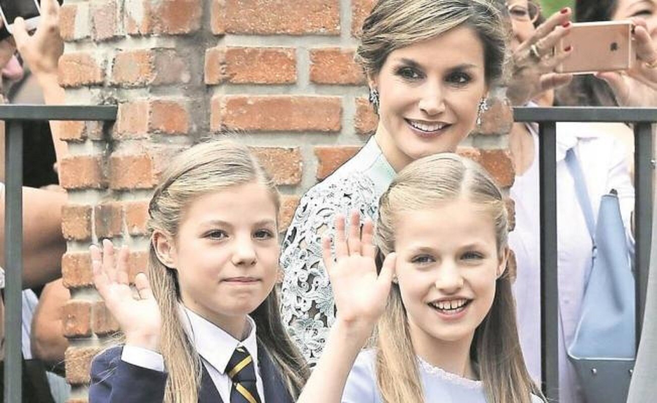 En la foto: Letizia Ortiz, reina consorte de España y sus hijas Sofía, infanta de España y Leonor, princesa de Asturias (ESPECIAL)