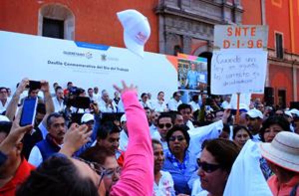 Suspenden desfile por protestas de maestros