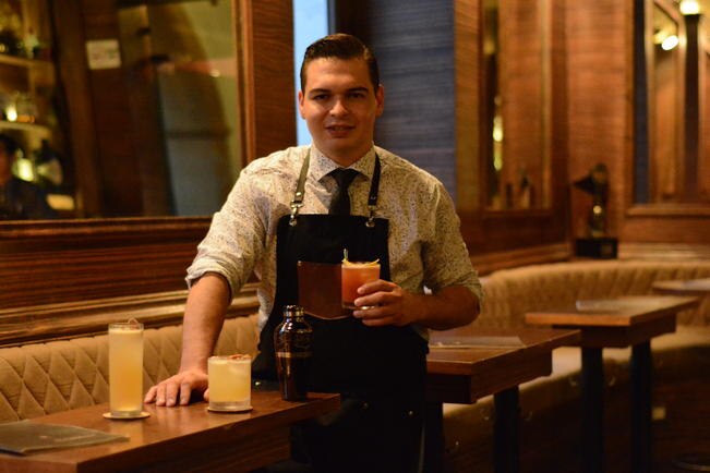 Iván González combinó los gustos de varias generaciones en los cocteles. / Foto: Demian Chávez