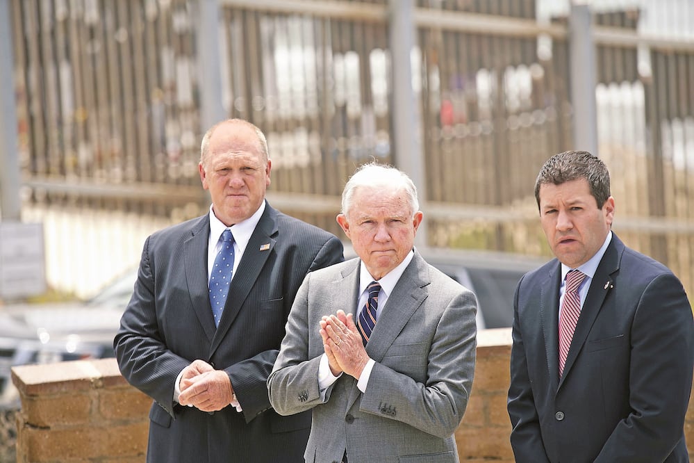 El titular del Servicio de Inmigración y Control de Aduanas, Thomas D. Homan, y Jeff Sessions, fiscal general, ayer en  San Ysidro, California.  FOTO: AFP
