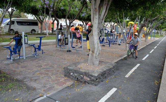 Este espacio cuenta con gimnasio al aire libre, juegos infantiles, pista de trote de asfalto, andadores de concreto estampado, plaza principal y banquetas. (ESPECIAL)