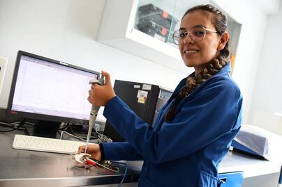 Joven investigadora de la UAQ desarrolla parche para medir la glucosa
