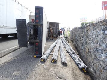 Vuelca tractor en la Mexico-Querétaro