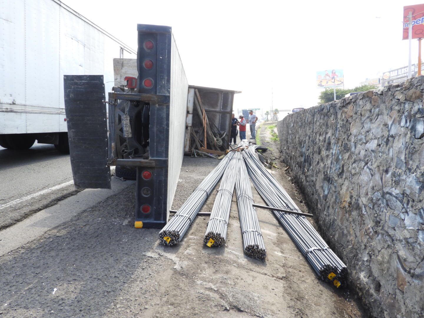 Vuelca tractor en la Mexico-Querétaro