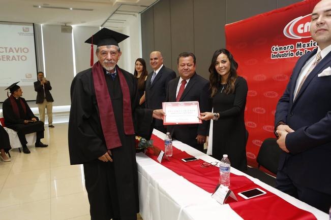 Ayer egresaron 14 nuevos profesionistas de la escuela de la Cámara Mexicana de la Industria de la Construcción. (ESPECIAL)