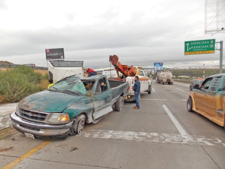Vuelca camioneta en la 57