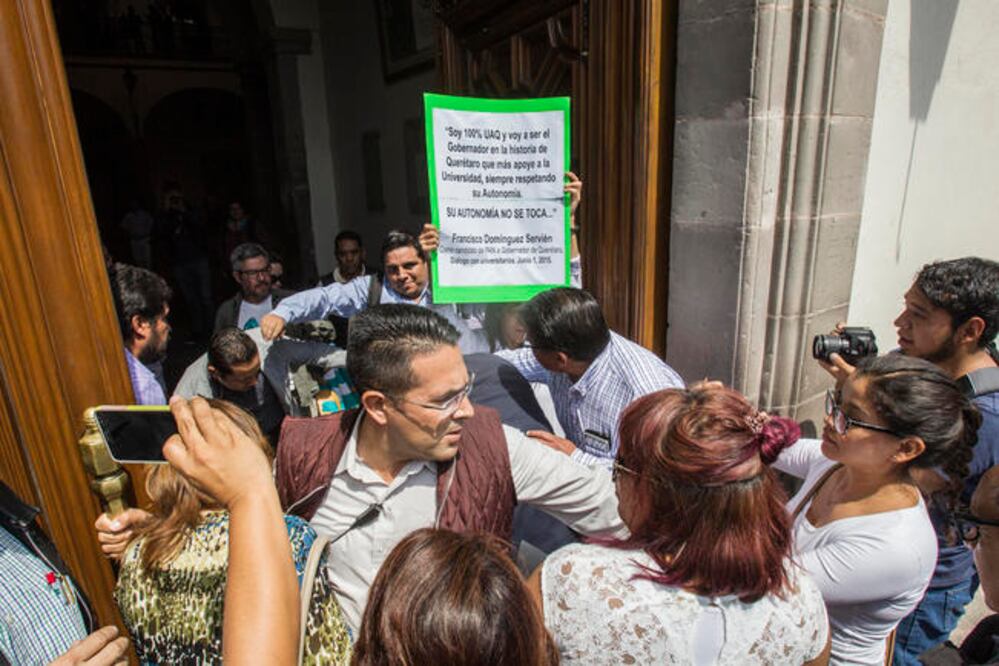 Los manifestantes se enfrentaron a empujones con los guardias que les impidieron el acceso a Palacio de Gobierno. (DEMIAN CHÁVEZ. EL UNIVERSAL)