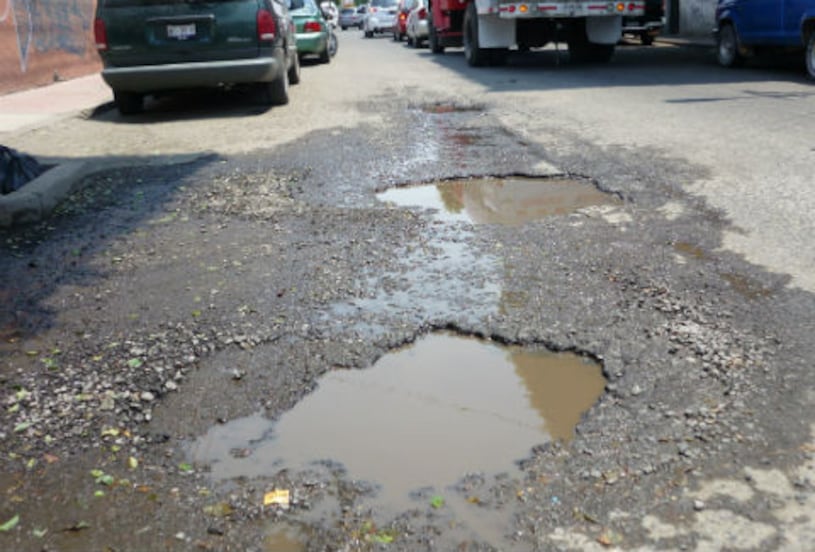 Lluvias detonan la aparición de baches en calles de la capital queretana