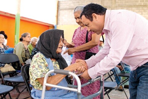 Entregan apoyo a adultos mayores