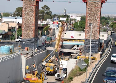 Retiran Lozas de Concreto del Paso Inferior de BQ