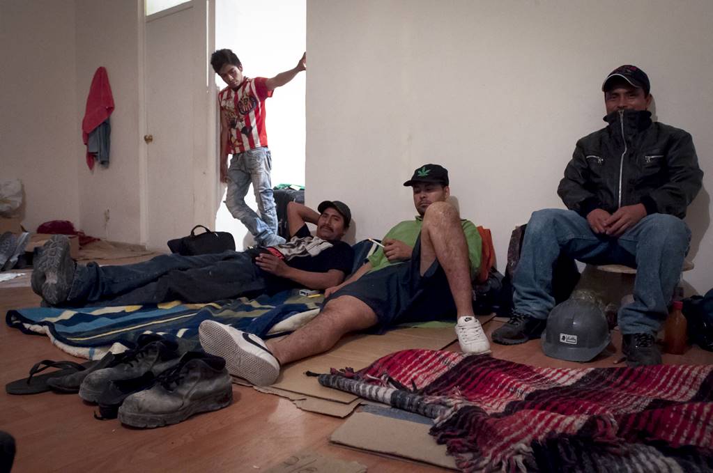 Grupos de trabajadores se ven en la necesidad de vivir hacinados durante el tiempo que durará la construcción del complejo de lujo (RICARDO LUGO. EL UNIVERSAL)